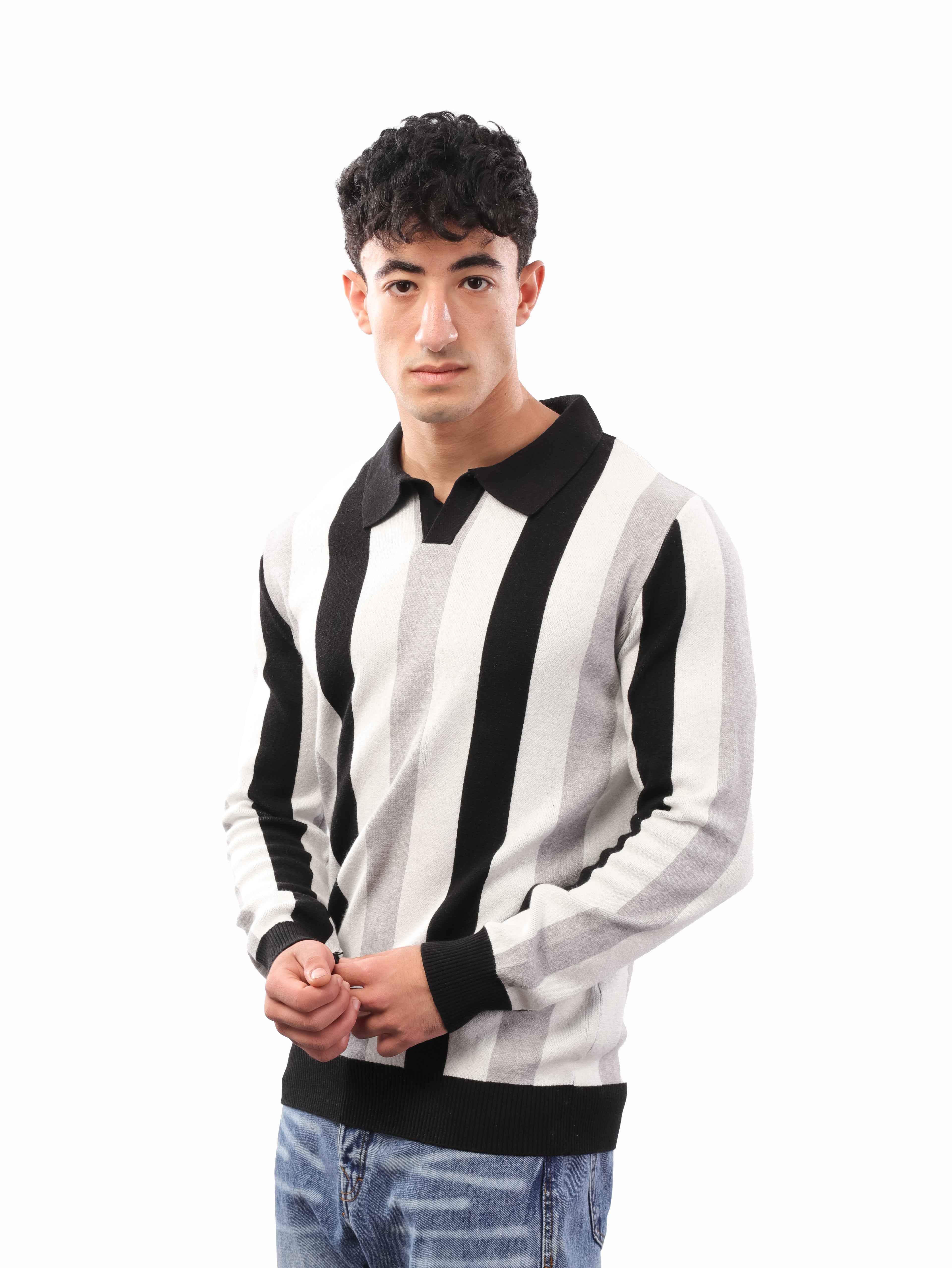 تريكو مخطط بياقة