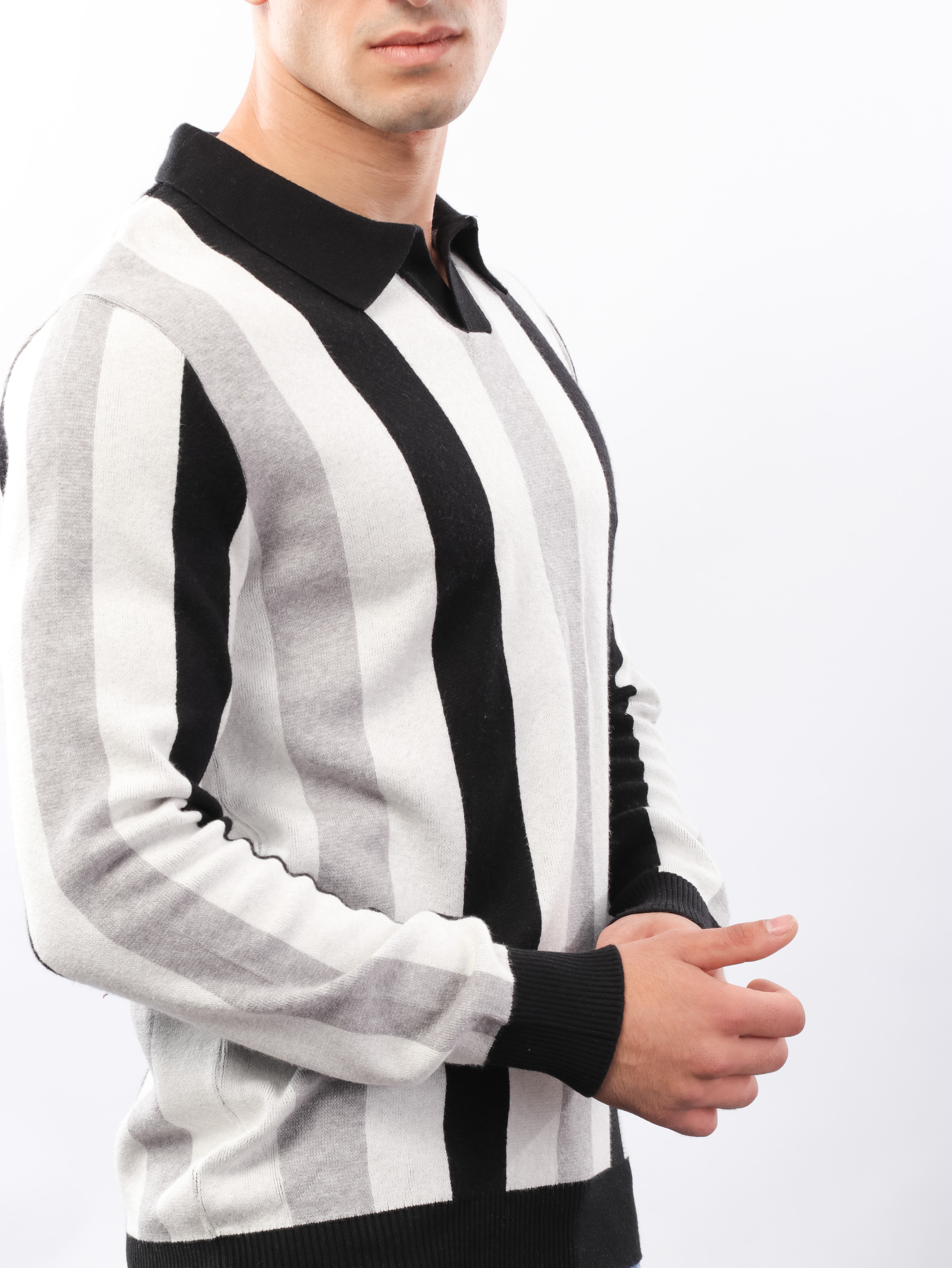 تريكو مخطط بياقة