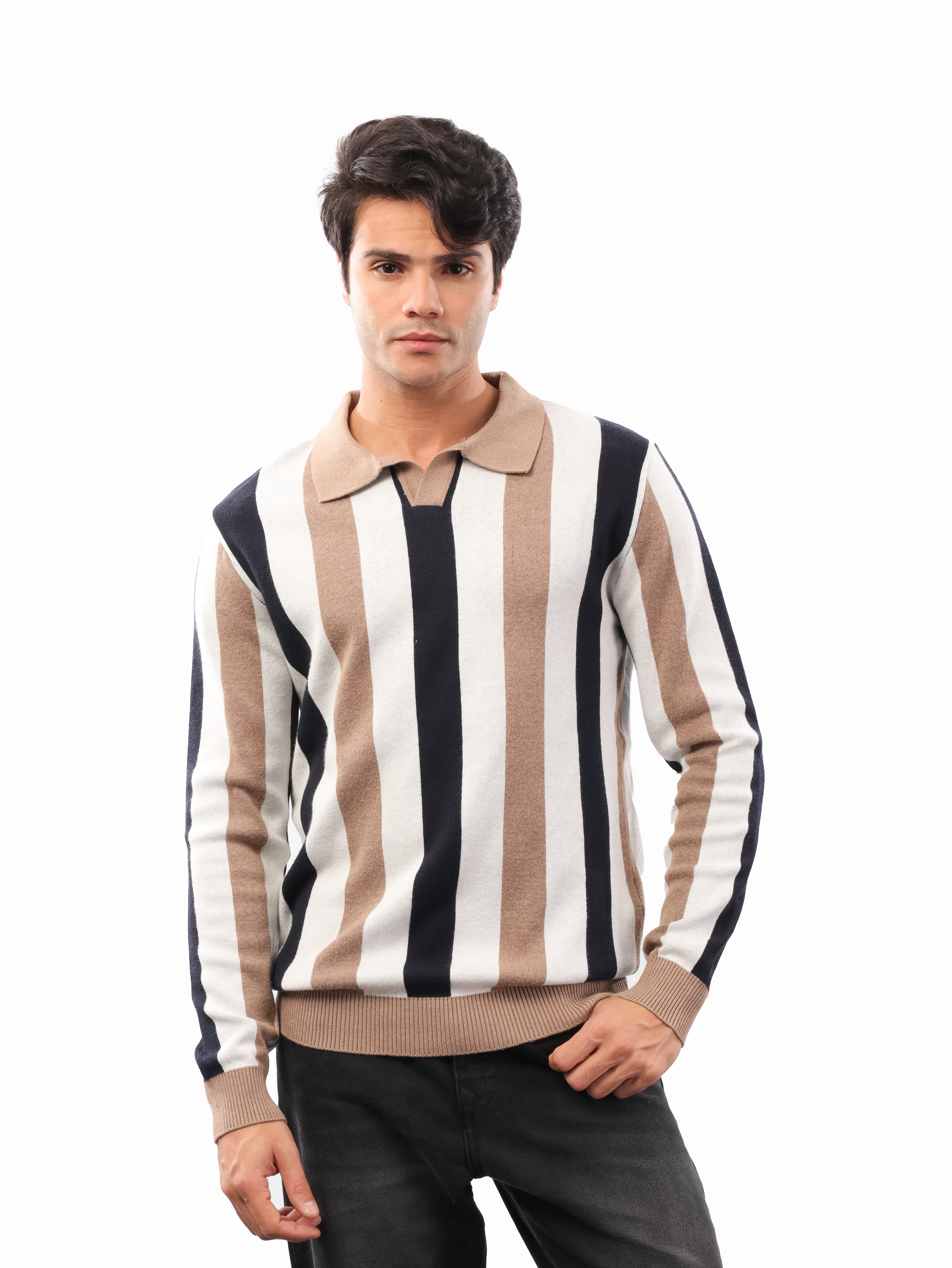 تريكو مخطط بياقة