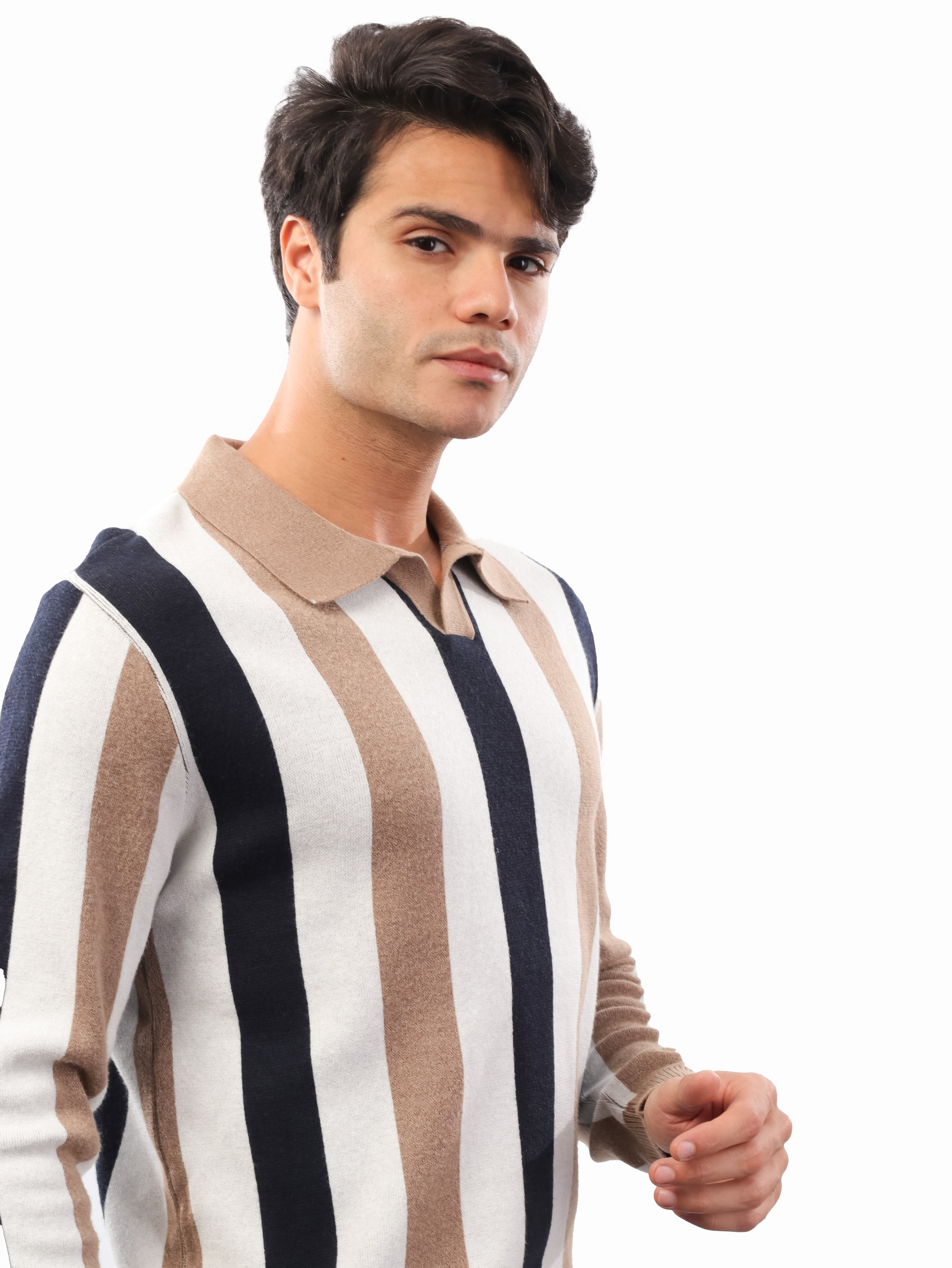 تريكو مخطط بياقة